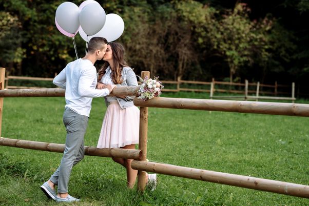 Fotoshooting mit Luftballons Hochzeit Vorbereitung
